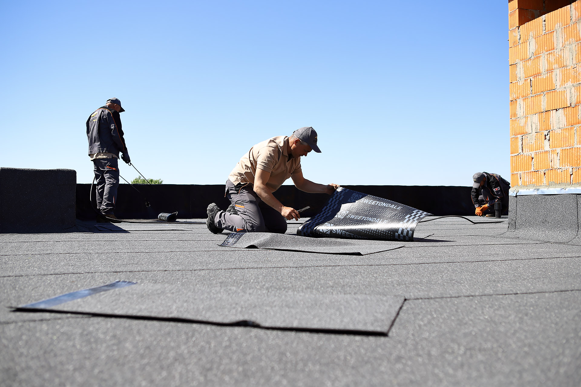 workers-are-working-flat-roof